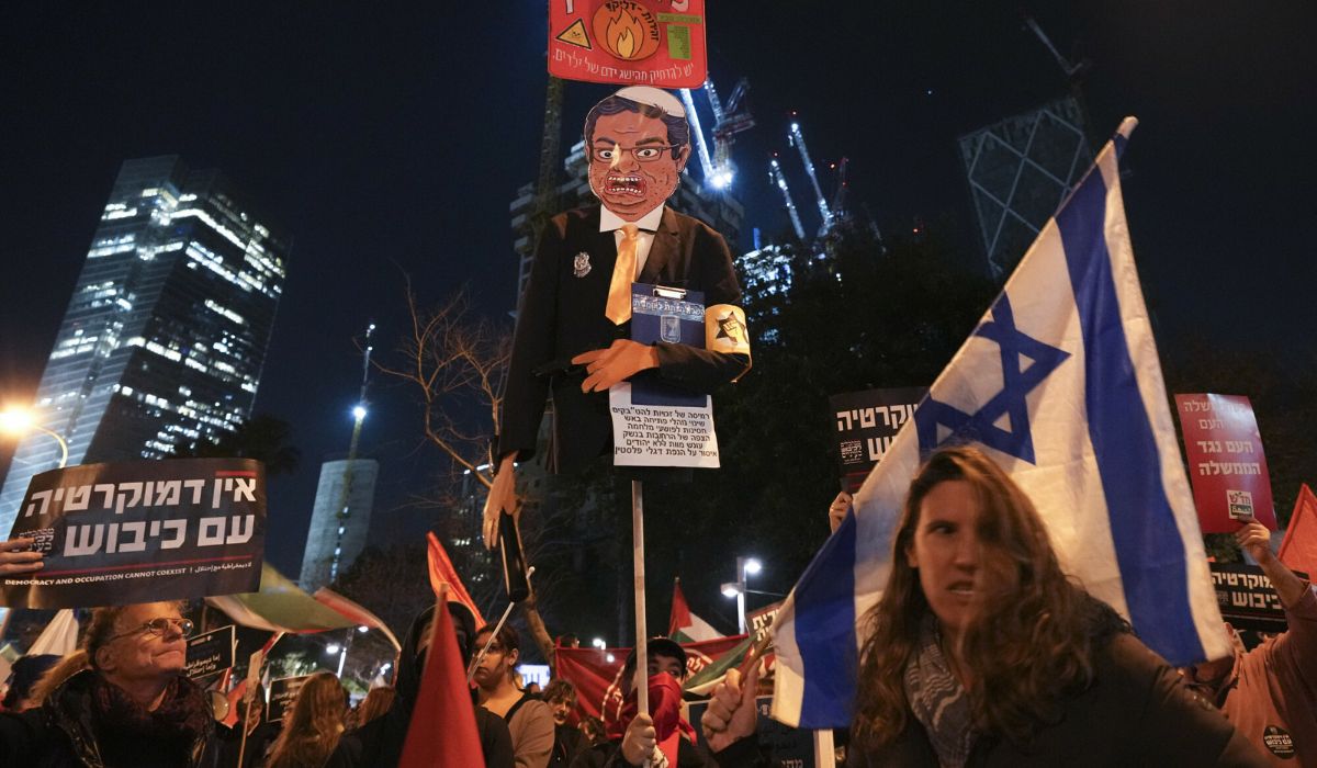 Izrael: protestujący przeciwko reformie sądownictwa okrążyli domy posłów, żeby nie mogli jechać na głosowanie