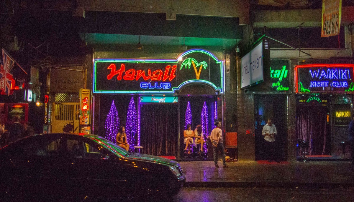 Hong Kong otwiera bary i kluby nocne, dla zaszczepionych