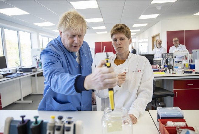 Wyniki badań nad brytyjsko-szwedzką szczepionką na koronawirusa są "bardzo obiecujące"