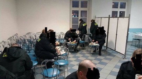 Policjanci, którzy musieli jeść "na kolanie", oblali potem egzamin