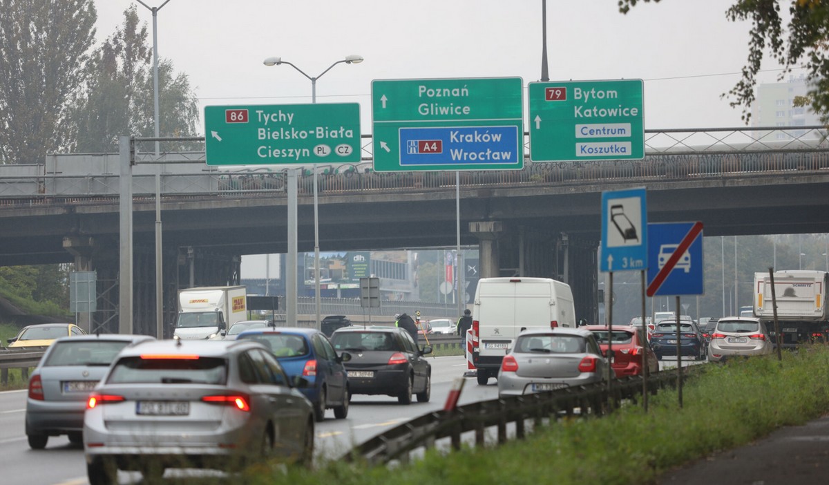 Katowice: kierowcy narzekają, ale liczba wypadków spadła w 10 lat o 55%