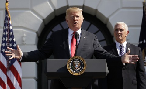 Donald Trump grozi "zawieszeniem działalności rządu federalnego"