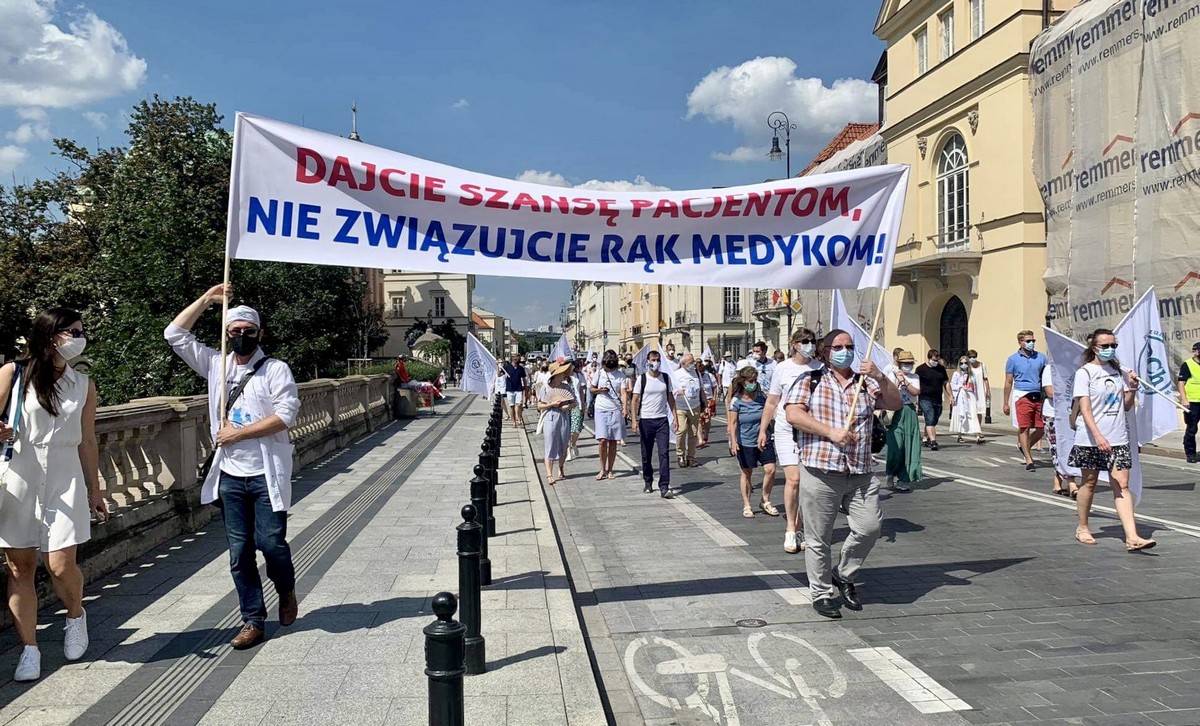 Warszawa: medycy protestowali przeciwko dodatkowemu pogarszaniu warunków pracy