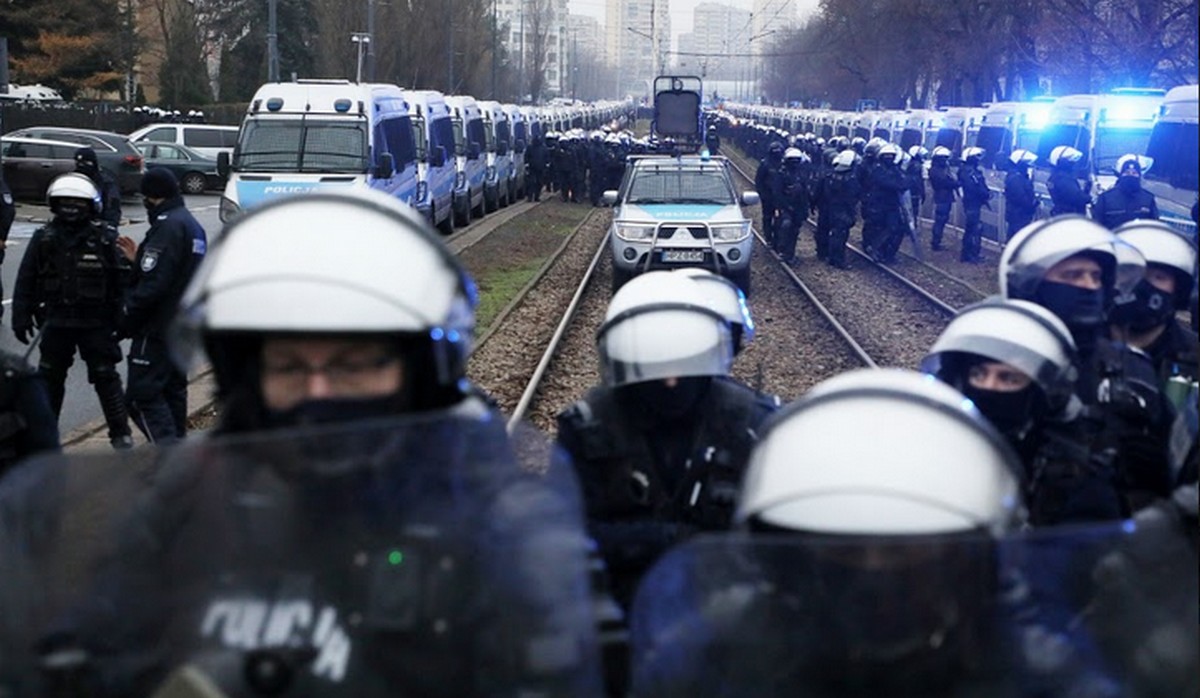 Policja trochę wstydzi się tego, co Polacy sądzą o ich pracy, więc ukrywa wyniki badania