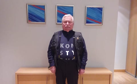 Wałęsa leci z Dudą do Waszyngtonu w koszulce Konstytucja