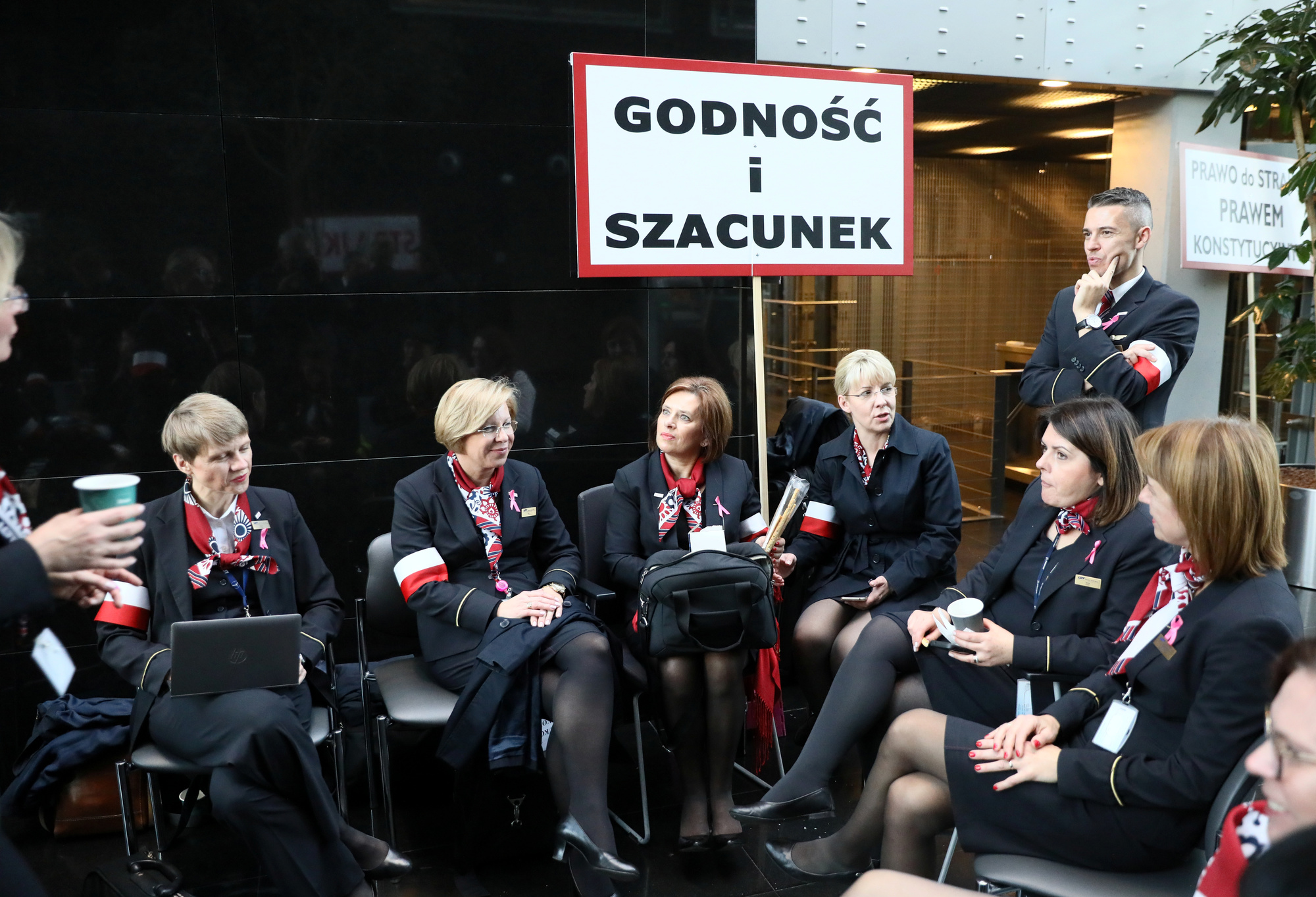 Protest LOT od środka: "Chłopak oddał mi pieniądze i powiedział, że ich nie chce"