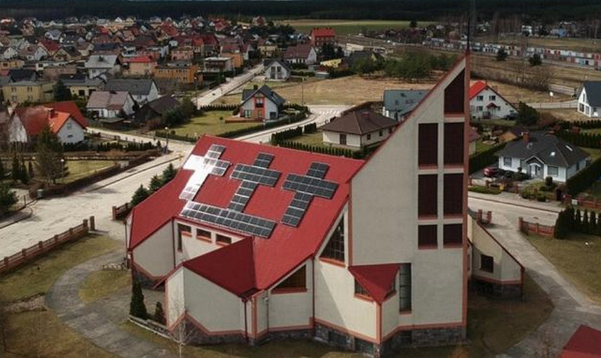 Łubiana: na dachu kościoła ułożono "fotowoltaiczne krzyże"
