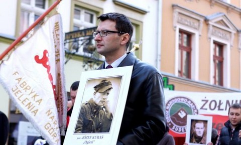 Radny PiS przeprasza za "macicę, którą można wrzucić do kibla"…