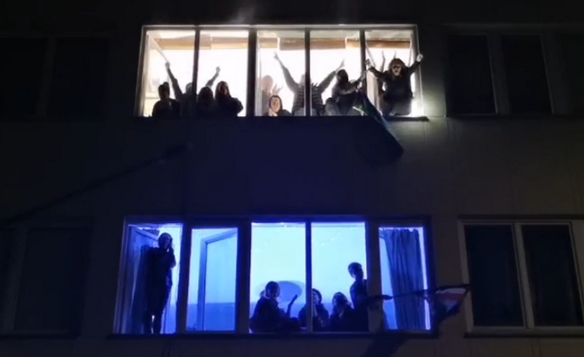 Warszawa: artyści wystawili "Dziady" w sąsiedztwie Jarosława Kaczyńskiego