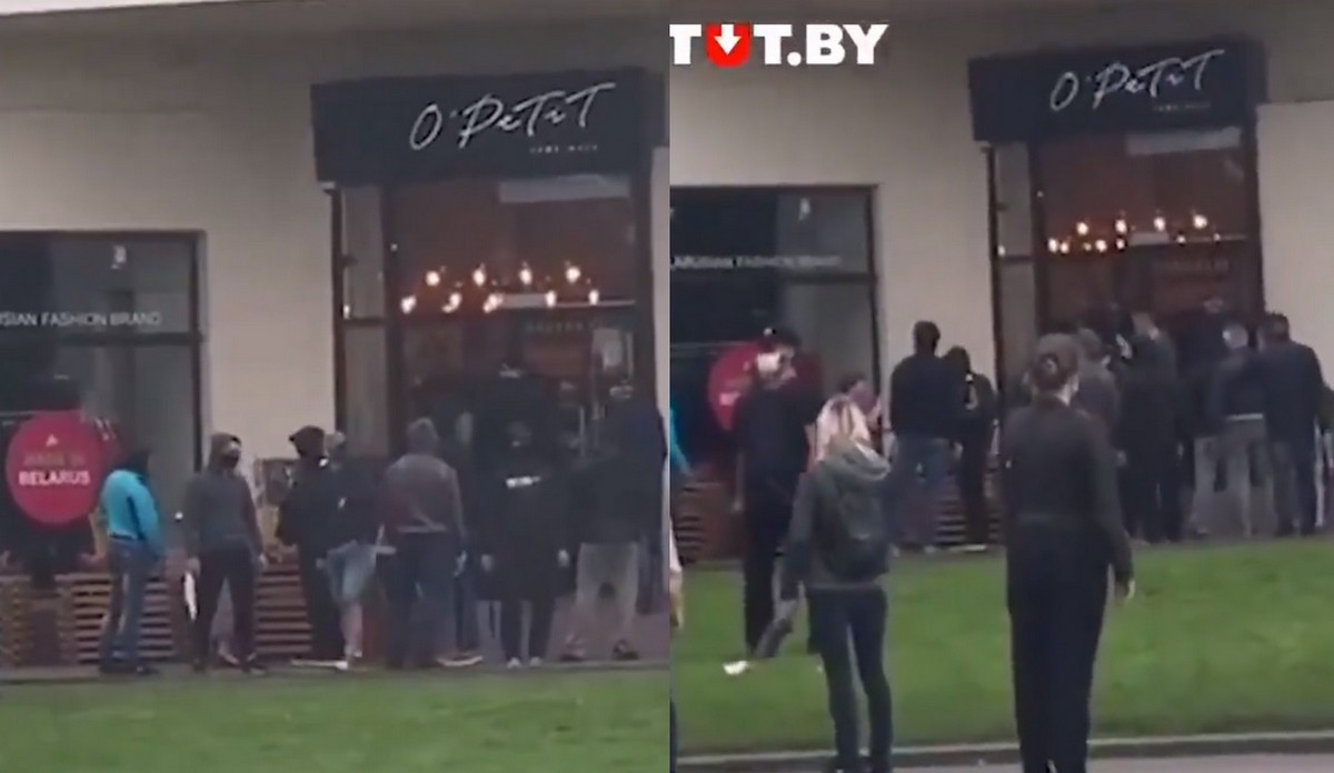 Białoruś: wielka kolejka przed kawiarnią, w której milicjanci wybili szyby w oknach i drzwiach