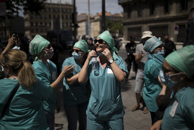 Francja: pracownicy ochrony zdrowia wywalczyli podwyżkę, w budżecie znalazły się miliardy euro