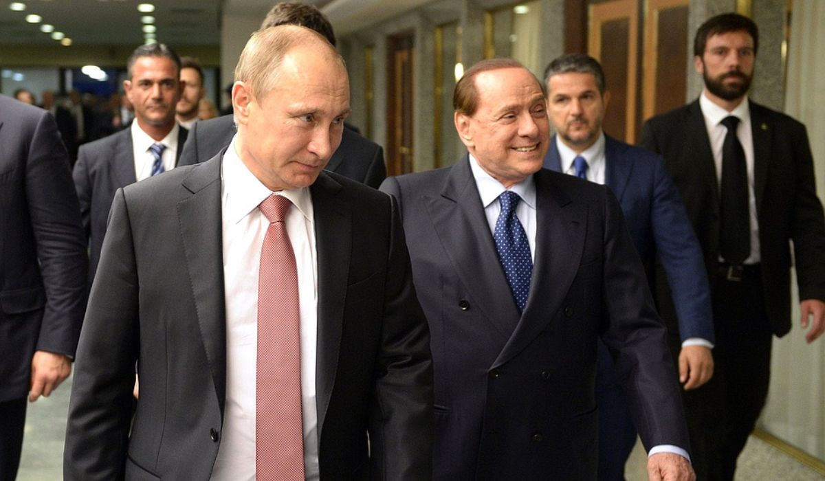 Berlusconi chwali się złamaniem sankcji: dostał od Putina 20 butelek wódki na urodziny i też posłał mu 20 butelek, ale lambrusco