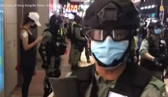 Hong Kong: policjant prowokował protestujących krzycząc "I can't breathe"