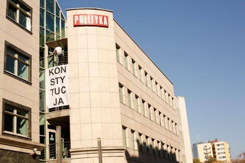Na siedzibie redakcji "Polityki" zawisł baner "Konstytucja"