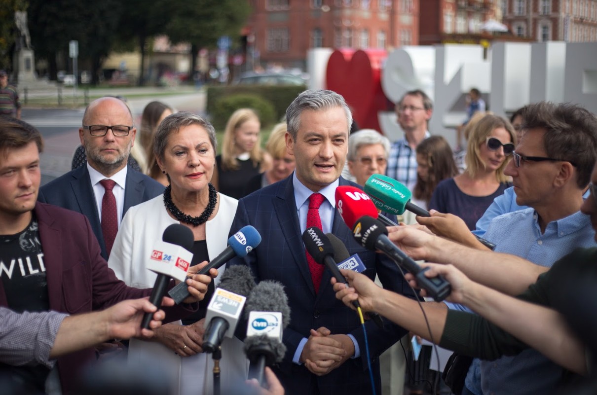 Biedroń: każda osoba w budżetówce powinna zaczynać od pensji 3,5 tys. zł minimum