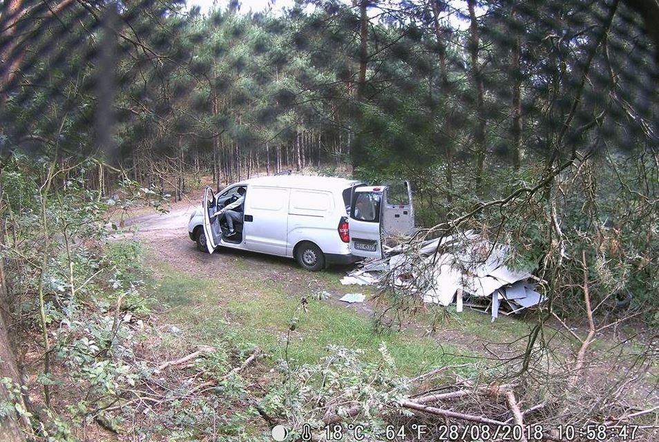 Goście, którzy wyrzucili śmieci do lasu, tłumaczą: Chodziło o oszczędności