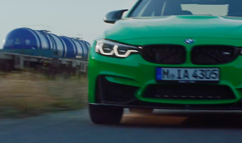 PKP krytykuje reklamę BMW z przejazdem kolejowym: brawura i głupota