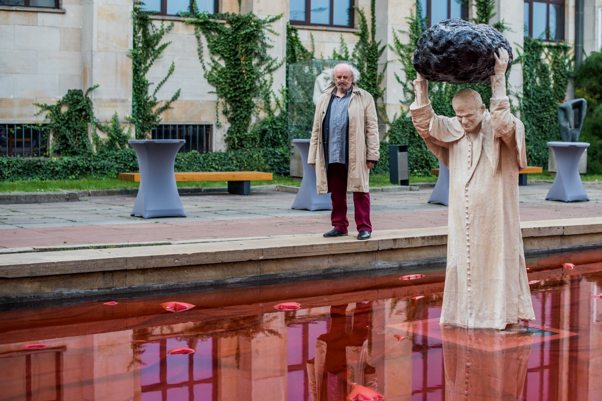 Autor rzeźby papieża z kamieniem tłumaczy: chcę żeby skończyły się ekscesy z symbolami religijnymi