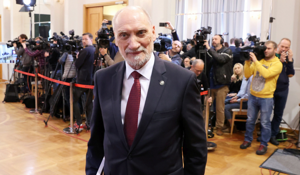 Macierewicz przeprasza za drastyczne zdjęcie zwłok Lecha Kaczyńskiego w raporcie podkomisji smoleńskiej