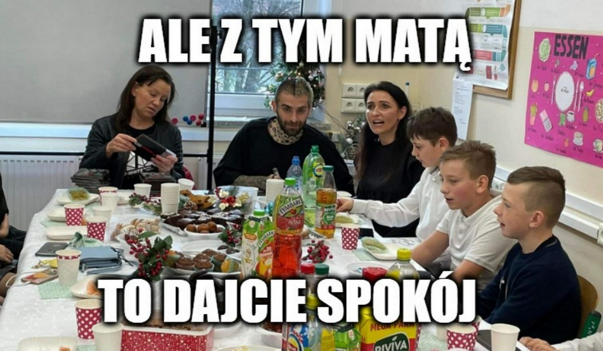 Quebonafide jako zbłąkany celebryta odwiedził szkołę podstawową i obdarował dzieci autografami