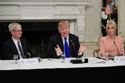 Donald Trump nie wie, jak nazywa się szef Apple, więc zwraca się do niego "Tim Apple"