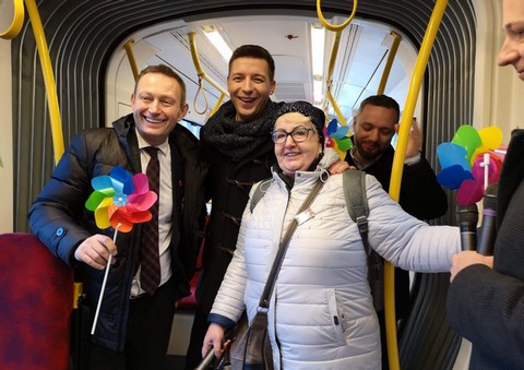 Paweł Rabiej z partnerem: po Warszawie jeździ dziś Tramwaj Różnorodności