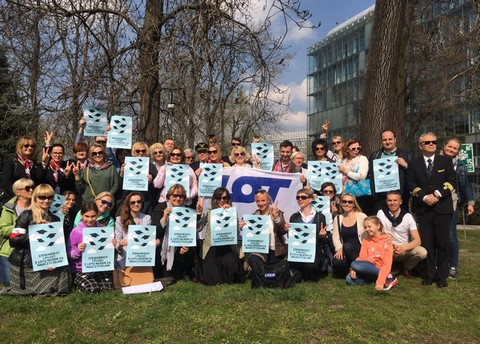 Stewardesy i piloci LOT-u wspierają protest nauczycieli