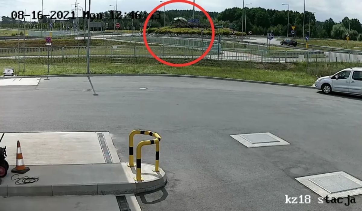 Kolejny kierowca wykonał lot nad rondem, tym razem mercedesem w Nowej Soli
