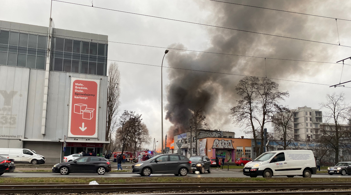 Pożar w Warszawie: zapaliła się hala z fajerwerkami