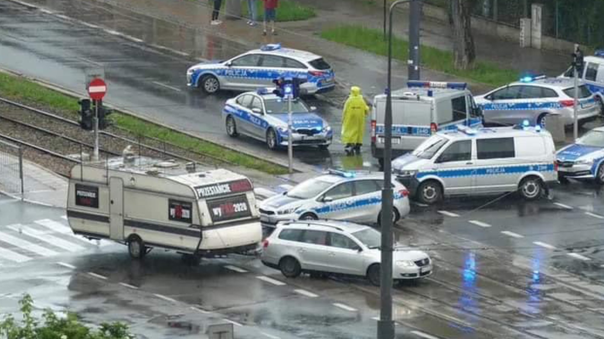 Osiem radiowozów zablokowało ulicę obok domu Jarosława Kaczyńskiego