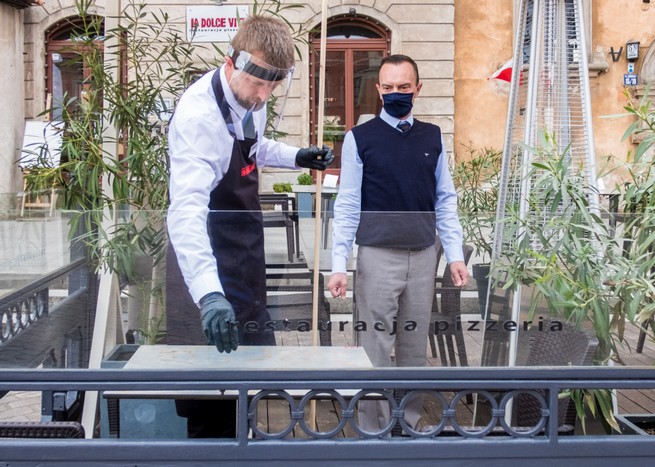 Szwajcarscy lekarze alarmują: przyłbice nie chronią przed koronawirusem