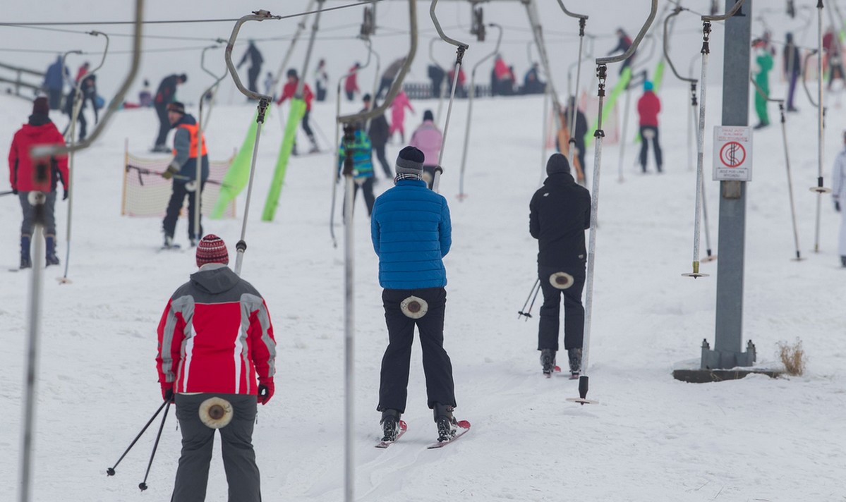 Podhale: stacje narciarskie stosowały się do zasad reżimu sanitarnego. Pouczono 30 narciarzy