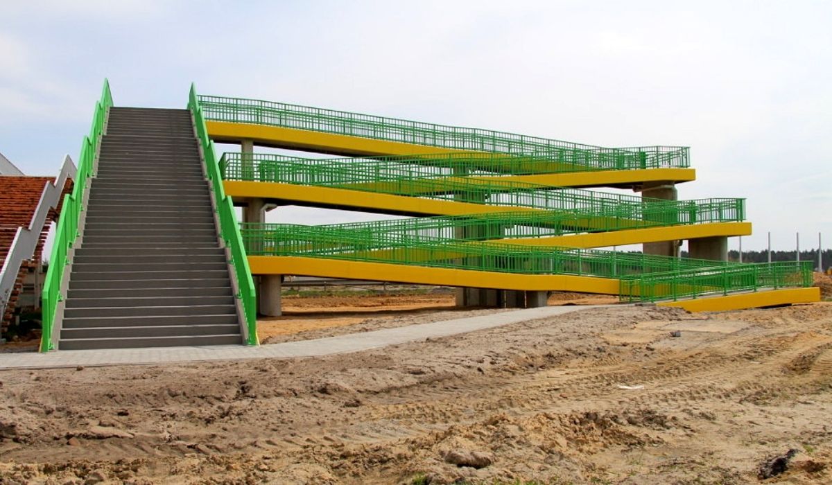 Wola Krzysztoporska: powstała potężna kładka nad autostradą, z sześcioma podjazdami