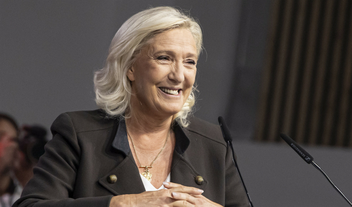 Sondaż: zamieszki wyraźnie pomogły Marine Le Pen, we Francji szykują się rządy prawicy