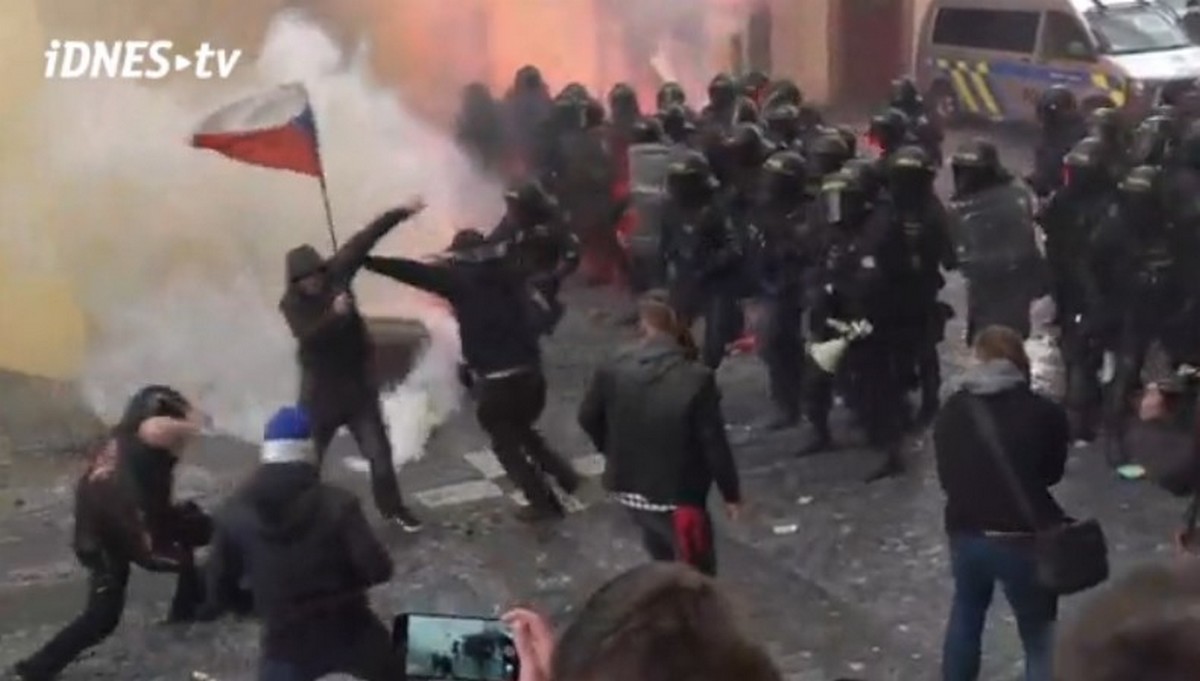 Czechy: policja nie patyczkowała się i spacyfikowała koronademostrację w Pradze