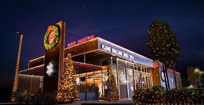 Burger King udekorował swój lokal jak na święta, bo "trzeba przyśpieszyć koniec 2020"