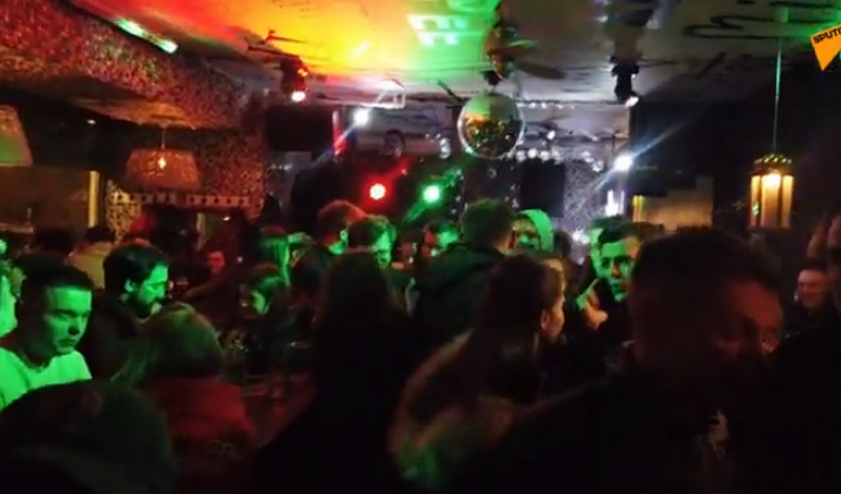 Mimo obostrzeń w jednym z warszawskich klubów zorganizowano imprezę - szkolenie. Przyszły tłumy