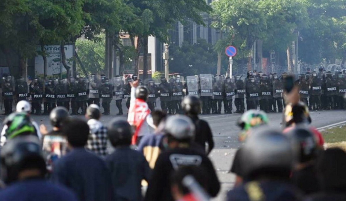 Tajlandia: opozycja i protestujący chcą ustąpienia rządu, a rząd nie chce i wysyła policję