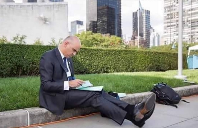 Bogaty ale skromny: prezydent Szwajcarii usiadł na krawężniku w Nowym Jorku