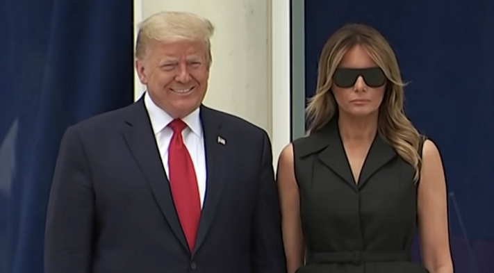 Trump poprosił Melanię, żeby się uśmiechnęła i jakby nie udało się do końca