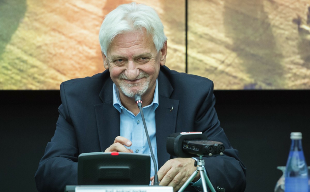 Główny doradca premiera radzi, aby przedsiębiorcy zamiast marudzić wzięli się za produkcję maseczek