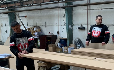 Patriotyczna odzież z powstańczą kotwicą jako odzież robocza na Słowacji