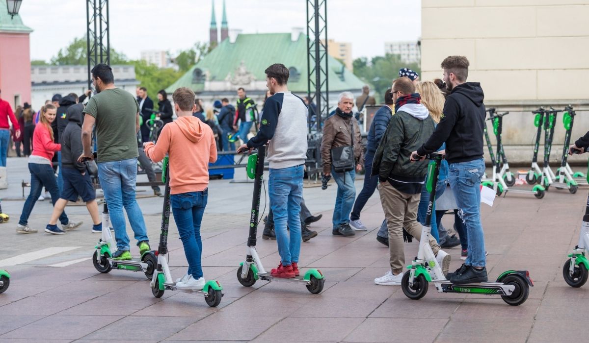 Straż Miejska ma nowe moce: będzie "wizualnie mierzyć" prędkość hulajnóg i dawać mandaty