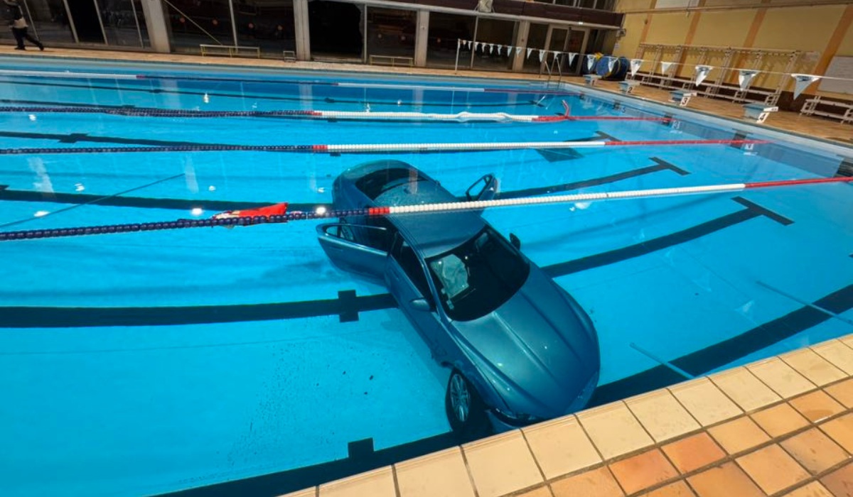 Francja: kobieta władowała się autem do krytego basenu, bo pomyliła gaz z hamulcem