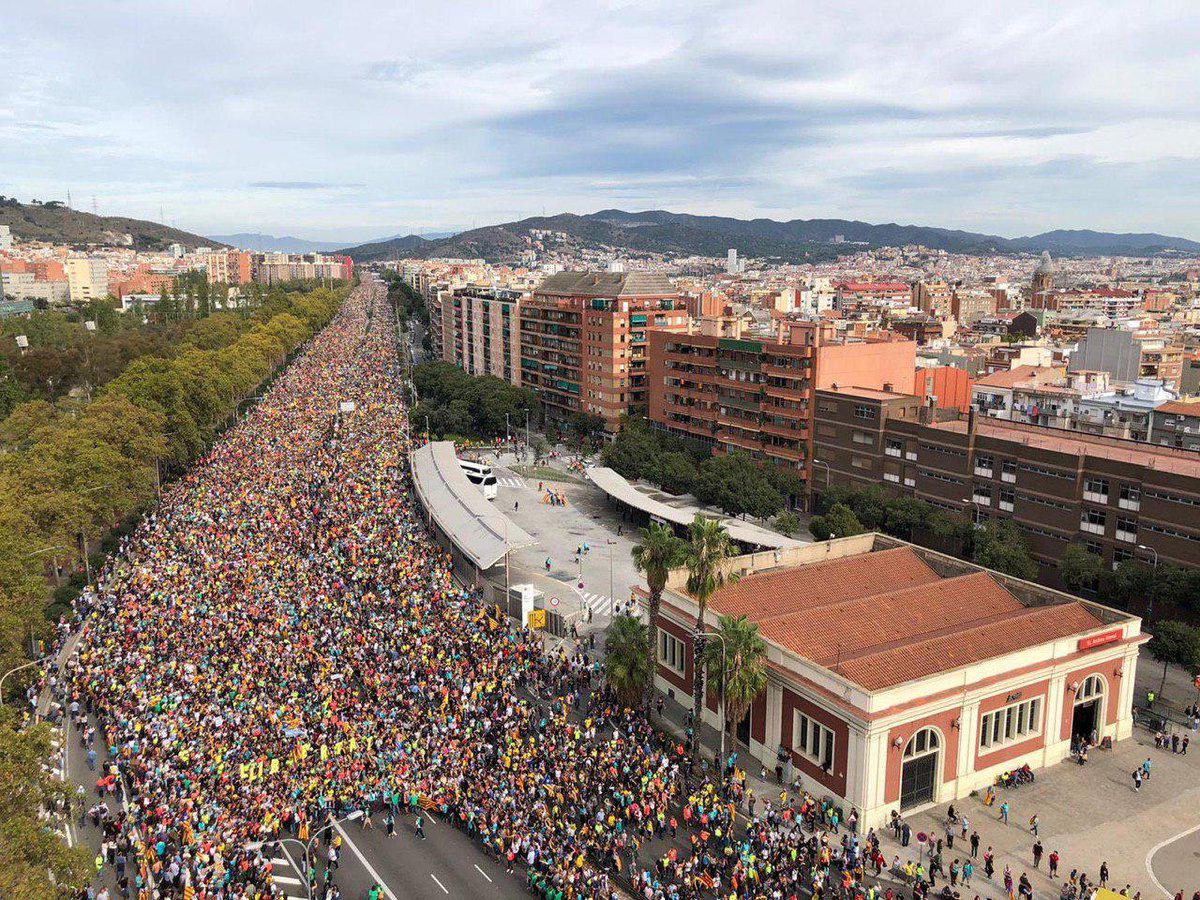 Setki tysięcy ludzi na ulicach Barcelony. Walczą o niepodległość Katalonii