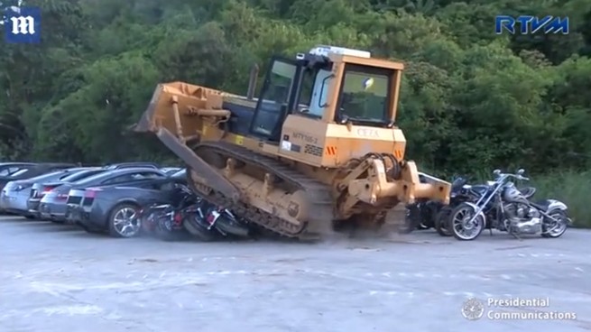 Prezydent Filipin kazał zniszczyć luksusowe auta warte 5,6 miliona dolarów