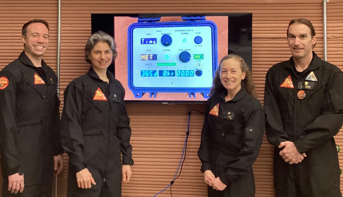 Astronauci spędzili rok w bazie symulującej środowisko Marsa i właśnie wyszli na zewnątrz