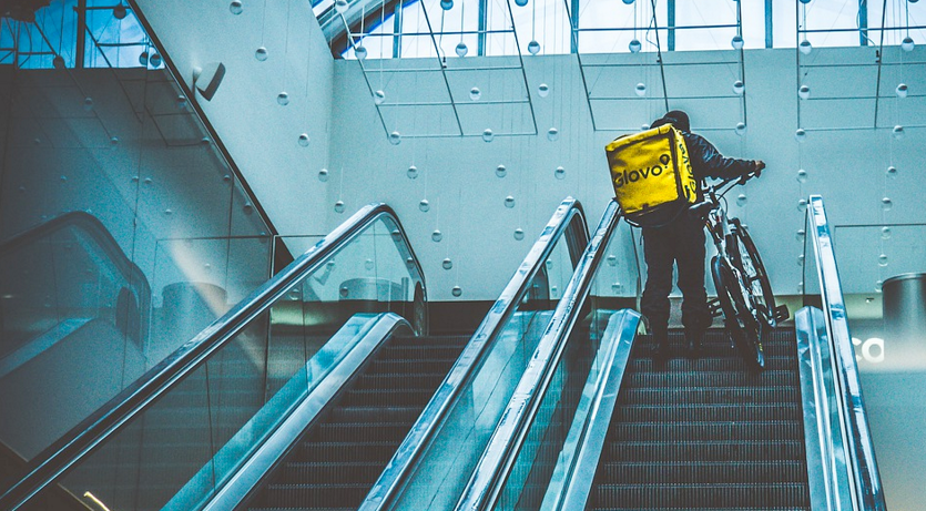 Hiszpania: Glovo zapłaciło 21 mln euro zaległych składek. Udawali, że mają niezależnych kontrahentów