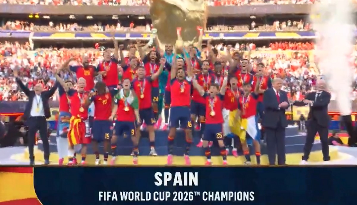 Trump zaplątał się Hiszpanom w świętowanie zdobytego mistrzostwa i łysy z FIFA musiał go holować
