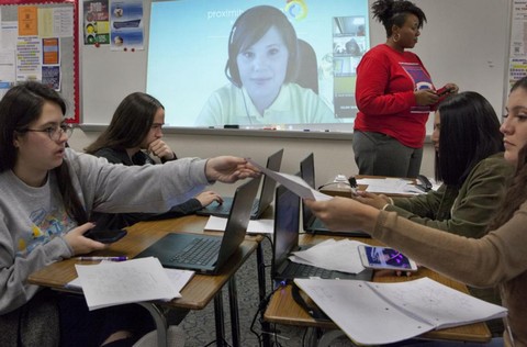 W szkołach średnich w USA lekcje coraz częściej odbywają się przez internet